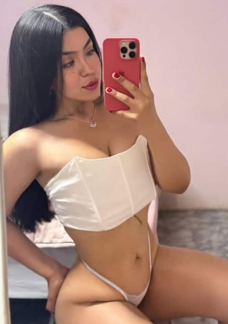 Persona haciendo selfie frente al espejo