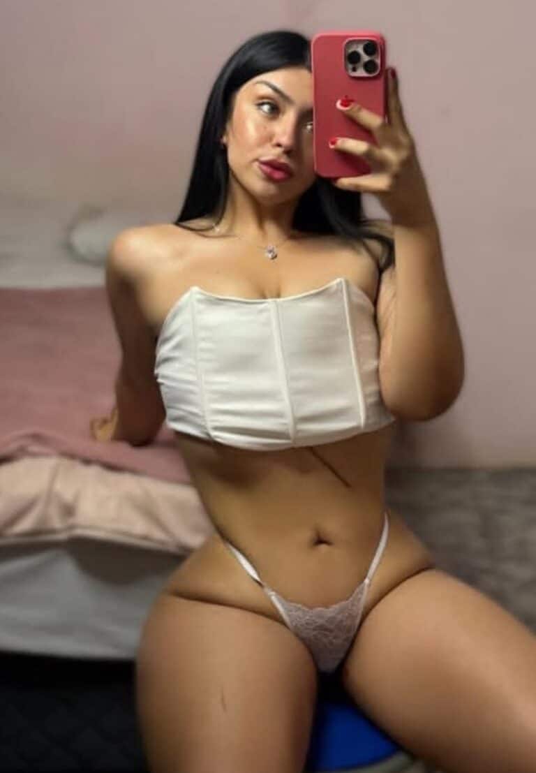 Mujer haciendo selfie frente al espejo en su habitación